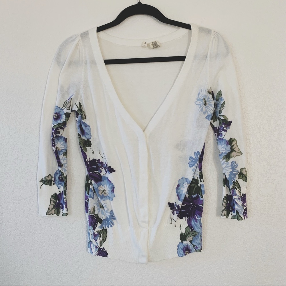 Anthropologie White and Blue Fitted 3/4 Sleeve Blouse